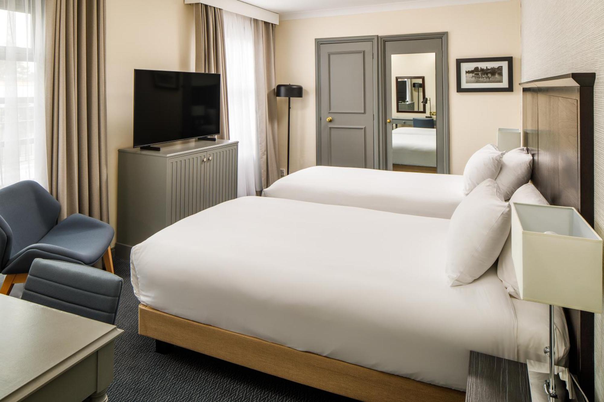 Sunday London Heathrow T5 Hotel Staines-upon-Thames
